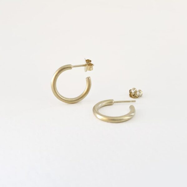 London M hoop earrings Gold