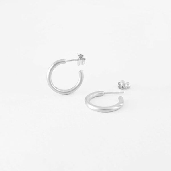 London M hoop earrings Silver