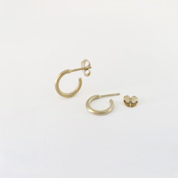 London S hoop earrings Gold