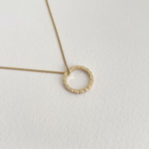 camu s circle necklace gold